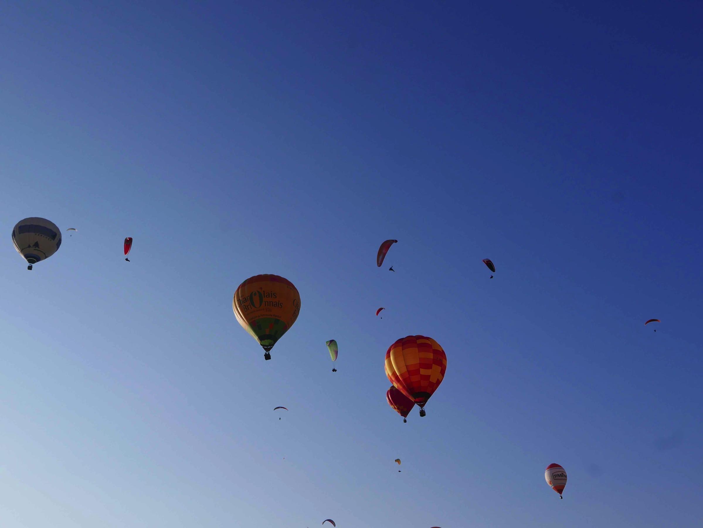  paragliders slalom around balloons 